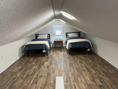3 bedroom home quiet neighborhood close to trails
