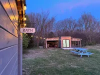 Modern Glamping Cabin in Springfield with king bed and AC on 3 private acres. - Feriehus
