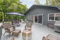 Adirondack 4bed 2bath Cottage close to the village with Hot Tub Hotels in Lake George