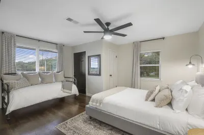 Stylish Home Hot Tub & Game Room near AT&T, Globe Life, UTA