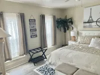 A Cozy, Homely, Fun Retreat minutes from downtown