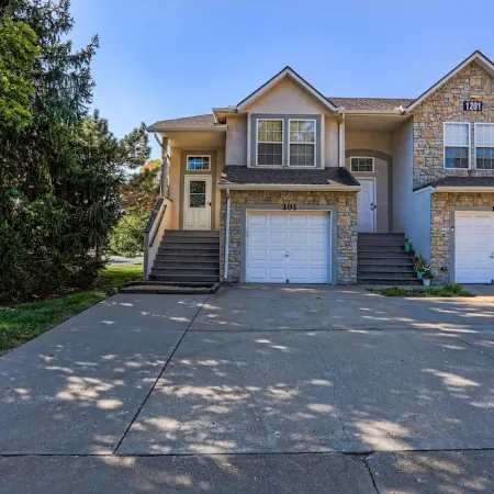 Olathe Sleeping Beauty 3Bdr and 2 Baths. Long Stay