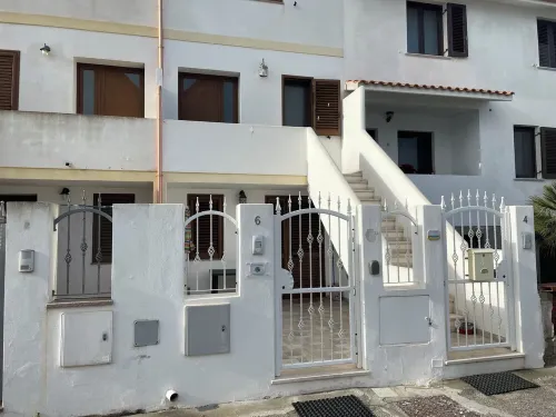BABY HOUSE - bilo with separate courtyard/apartment with private area<br>IUN P5263 Hotels in Calasetta