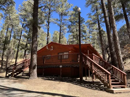 3 Little Bears - GREAT location; secluded feel! Отели рядом с достопримечательностью «Moon Mountain»