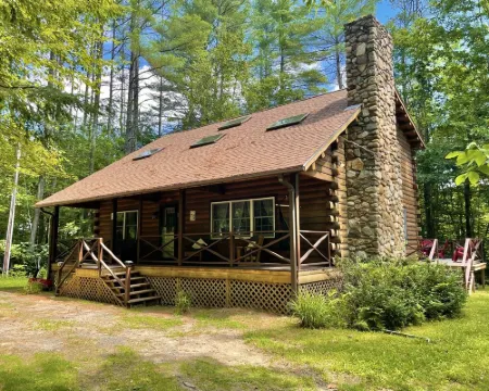 Log Cabin 1.6 Miles from Newfound Lake! Pet Friendly! Sleeps up to 10 Hotels in Bristol