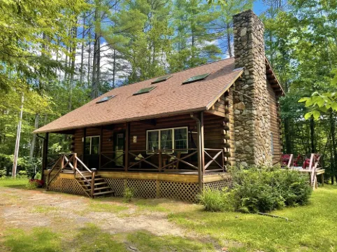 Log Cabin 1.6 Miles from Newfound Lake! Pet Friendly! Sleeps up to 10