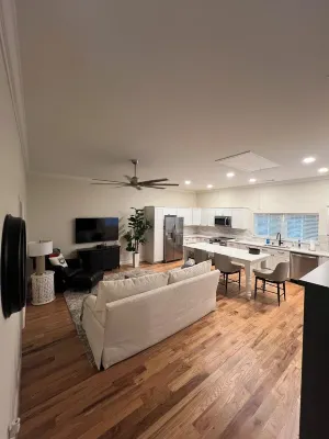 Sleeps 4, Private, 1-King BR, Murphy Bed in Living Rm, off Timothy and 10 loop