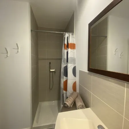 Superbe Appartement Climatisé Centre Ville Avec Grand Balcon Отели в г. Сет
