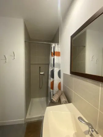 Superbe Appartement Climatisé Centre Ville Avec Grand Balcon Отели в г. Сет