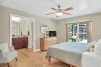 🍹🌞 Paradise Oasis! Beautiful Heated Pool, Pet Friendly, Wi-Fi, Near Beaches! فنادق في Sebastian