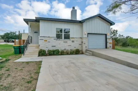 3 Bd-3BATH-Parking 4 cars + -Sleeps 10 - Horseshoe Bay -Marble Falls- Game Room!