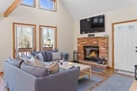 •Redwoods Chalet in the Poconos•