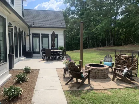 SOUTHERN LIVING! Newly renovated! Private with Mountain views-sleeps 16