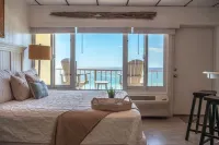 GULF FRONT!! Free Beach Chairs & Umbrella March 15-October 31. King Bed! Hotel a 