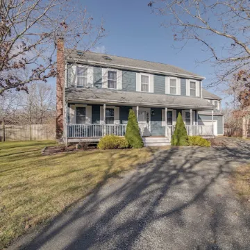 Spacious home for entertaining, centrally located to beach, ferry, and airport.