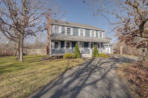 Spacious home for entertaining, centrally located to beach, ferry, and airport.