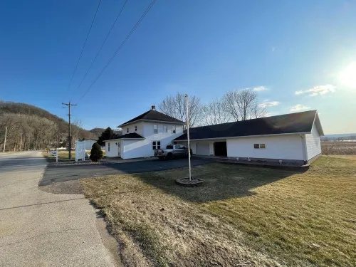 Large property close to the Mississippi River. Sleeps up to 12. Pet Friendly.