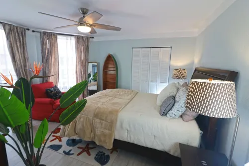 Luxury 2 bd 2 ba Beach Front - Top-Floor, Golf, pools, hot tub, walk to grocery Hotel a Daytona Beach Shores