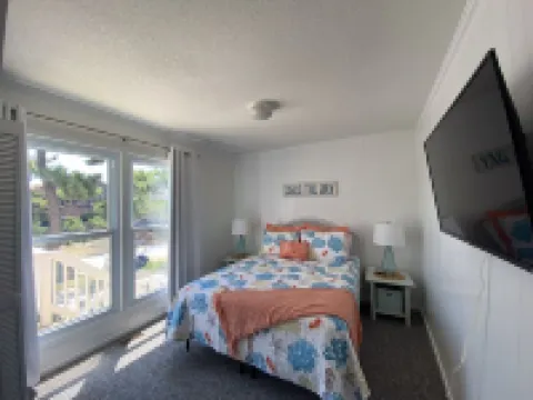 Sunset Beach HGTV Winner! Great Location, Steps to Beach!