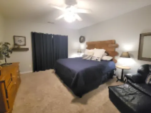 Year Round Relaxation with Beautiful Lake View for Creating Great Memories! 拉塞爾酒店