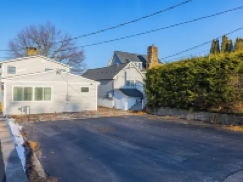 Charming Cottage on the Bay and Golf Course with private patio and boat dock. Hotéis em Sodus