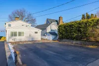 Charming Cottage on the Bay and Golf Course with private patio and boat dock.