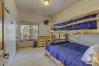 Bison Ridge 4 BR, 4BA Cabin with National Forest access and views!