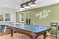 Wolf Run Lodge - Luxury 8bed/4bath. Hot Tub, Game Room, steps from lake/pool