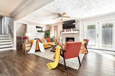 Vibrant & Cozy Home-Sleeps 12-King Bed-Fenced Yard Hotels near My Secret Garden