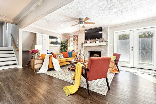 Vibrant & Cozy Home-Sleeps 12-King Bed-Fenced Yard