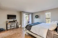 Cozy Modern Farmhouse Retreat: 2BR/ 2B w/Vintage Charm & Stunning Mountain View Speedway附近的飯店