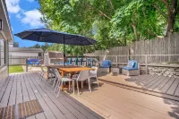 A backyard oasis a block from the beach! Hot Tub, Tiki Bar, Ping Pong!
