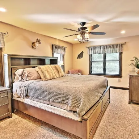 Hidden Gem💎Large Ellicottville Chalet🍁Woods⛷ Hot Tub 🕹️ Arcade Fun 🔥Fire Pit
