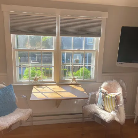 Cozy upper studio- fully equipped & close to town, harbor, shops & restaurants!