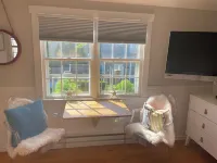 Cozy upper studio- fully equipped & close to town, harbor, shops & restaurants!