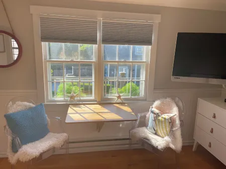 Cozy upper studio- fully equipped & close to town, harbor, shops & restaurants!