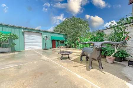 Private Vacation Studio Apartment sleeps 10 -12 people. Your own small oasis.