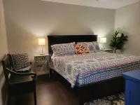 1 BR Condo - Location,  Location, Location!  Easy Walk to Campus & Stadium!