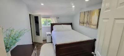 Cheerful 2-Bedroom Apartment with Smart Home Tech. Hotels near David S. Mack Sports and Exhibition Complex - Hofstra University