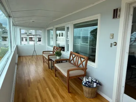 The Sunset Lighthouse Marblehead - Exclusive Waterfront 3brm/2.5bath Home Отели в г. Марблхед