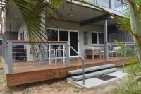Beautiful 2 bedroom fully self contained unit with sea views and breezes