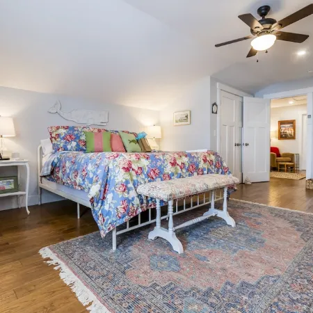 Large Suite/Private Bath/Private Entrance on Quiet Street Near Thomas Bay