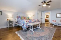 Large suite/private bath/private entrance on quiet street near Thomas Pt. Beach Hotel dekat Bowdoin College Visual Arts Center