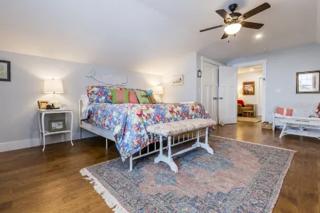 Large suite/private bath/private entrance on quiet street near Thomas Pt. Beach