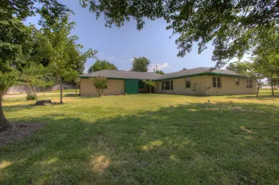 Close to a Vibrant and Fun DownTown Rose District. 15 Min from Tulsa. Hotel in zona Walmart Supercenter