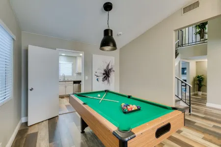 Experience luxury in Green Valley, just a hop away from Tropicana Отели рядом с достопримечательностью «Cactus Garden Dr»