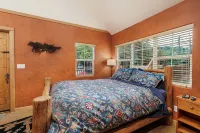 Small log home in the heart of Little Italy