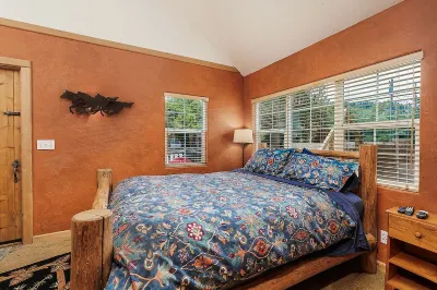 Small log home in the heart of Little Italy