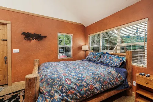 Small log home in the heart of Little Italy