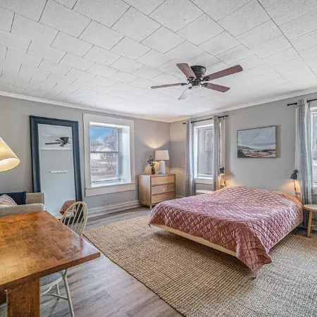 Updated Modern & Spacious 2 bed Apartment Near Everything!